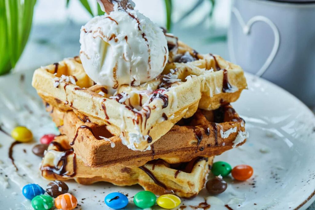 Sandwich de gofres relleno de helado con galletas Oreo