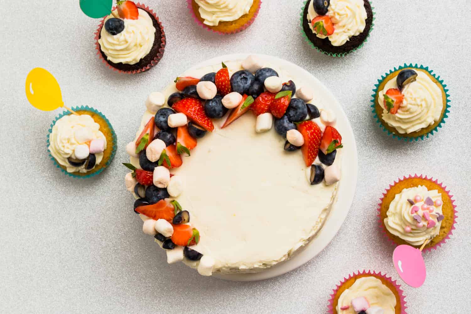 Mejores toppins para tarta mostrados conjuntamente en un pastel de crema
